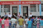 上林县红十字会开展“扶贫日送温暖”活动（图） - 红十字会