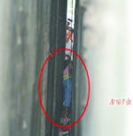 防城港一小女孩卡在墙缝中 消防官兵破墙救人(图) - 广西新闻网