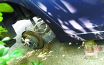 南宁:车子停路边泊位里 次日发现后轮被卸掉(图） - 广西新闻网