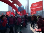青海西宁800余名徒步爱好者徒步迎新年（图） - 广西新闻网