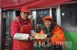 70岁环卫工老人丢了工资 网友凑钱假装捡到归还 - 广西新闻网