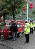 穿着儿子的警服上街抖威风 临桂一男子被警方带走 - 广西新闻网