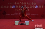 重庆男子赤脚踩钢刀（图） - 广西新闻网