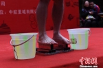 重庆男子赤脚踩钢刀（图） - 广西新闻网