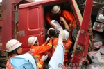 突发：西乡塘区坛洛镇货车撞民房 一人受伤（图） - 广西新闻网