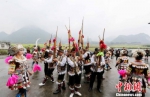 广西北部村寨联谊，演绎传统“打同年”。 - 广西新闻