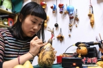 “80后”女孩3年创作5000余葫芦烙画工艺品(组图) - 广西新闻网