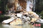图为桂林塔山岩石崩塌。　唐梦宪 摄 - 广西新闻