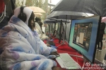 女学生裹被打电竞 盘点用生命玩游戏的“大神”(组图) - 广西新闻网