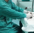 成都一医生吊着尿袋做手术：和病人有约 不能失信 - 广西新闻网