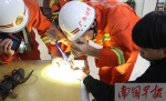 男生自制钢圈当婚戒卡了自己的手 消防员切断钢圈 - 广西新闻网
