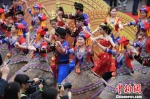 图为百名身着节日盛装的“刘三姐”与现场千名观众共演《歌赋天下》。　胡雁 摄 - 广西新闻