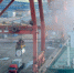 资料图：广西防城港市北部湾港口集装箱码头上等待装运的集装箱货柜。胡雁　摄 - 广西新闻