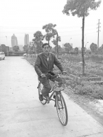 72岁老人骑行200多公里回老家扫墓 往返22小时 - 广西新闻网