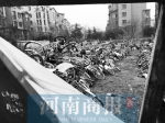 郑州一空地叠放上百辆共享单车 因占道被“扣押” - 广西新闻网