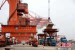 大型机械在钦州保税港区泊位卸运到岸的大豆 。　曾开宏 摄 - 广西新闻