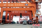 大型机械在钦州保税港区吊装集装箱货物。　曾开宏 摄 - 广西新闻