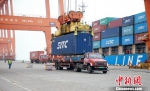 大型机械在钦州保税港区吊装集装箱货物。　曾开宏 摄 - 广西新闻