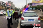 民警截获涉嫌恶意违法的轿车 富顺交警 供图 摄 - 广西新闻网