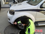 男子驾车撞停警车拍视频称“我不撞他干嘛”（图） - 广西新闻网