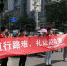徐州高校大学生在解放桥路口拉横幅劝导市民文明出行。 警方供图 - 广西新闻网