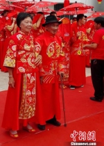 91岁的刘先树和81岁的钟美英金婚夫妇手挽着手步入婚礼会场。　曾美昌 摄 - 广西新闻网