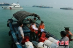 图为广西海警一支队检查过往船只。　刘寒丰 摄 - 广西新闻