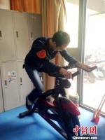 图为一名车长通过快速骑单车释放压力。　王秋兰 摄 - 广西新闻网