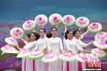 图为越南代表团表演舞蹈《越南新娘》。　胡雁 摄 - 广西新闻