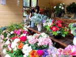 玫瑰之舍中展售着永不凋零的“17度仿真花”。　王子涛　摄 - 广西新闻网