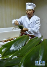 #（社会）（1）与“粽”不同——土家族的腊肉粽子 - 广西新闻网