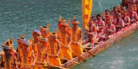 端午节期间，贵州省黔东南州镇远县举行第三十四届传统龙舟文化节。不同颜色的彩龙，戏剧船、人物船、造型船、故事船等一起在舞阳河上有序的进行展示。韩旭 摄 - 广西新闻