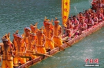 端午节期间，贵州省黔东南州镇远县举行第三十四届传统龙舟文化节。不同颜色的彩龙，戏剧船、人物船、造型船、故事船等一起在舞阳河上有序的进行展示。韩旭 摄 - 广西新闻