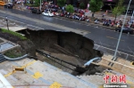 江苏南通发生大面积路面塌陷一辆面包车坠入坑内 - 广西新闻网