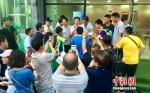卡佩罗受到球迷追捧。中新网记者王牧青摄 - 广西新闻网