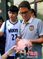 卡佩罗为球迷签名。中新网记者王牧青摄 - 广西新闻网