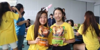 两名美国华裔青少年手捧袋装螺蛳粉合影。 林馨 摄 - 广西新闻