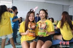 两名美国华裔青少年手捧袋装螺蛳粉合影。 林馨 摄 - 广西新闻