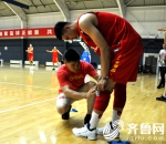 中国男篮红队山东元素真不少 教练队医球员共计7人 - 广西新闻网