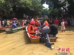 图为广西融水县城因暴雨出现洪涝灾害，民众依靠小船或皮划艇出行。　朱柳融 摄 - 广西新闻