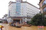 融水县城医院门前，居民划船接送病人。林馨 摄 - 广西新闻