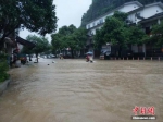 7月1日至7月2日，广西桂林市阳朔县普降大雨、局部暴雨至大暴雨，当地金宝河、遇龙河、兴坪河等中小河流均出现超警戒洪水，景区、乡镇多处被淹。赵琳露 摄 - 广西新闻