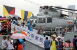 香港市民参观“济南”号导弹驱逐舰。 中新社记者 洪少葵 摄 - 广西新闻网