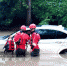 宝马车内一家三口被洪水围困 消防伸援手相救(图) - 广西新闻网