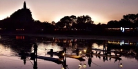 10月3日，广西桂林穿山公园一年一度的“塔山渔火”活动火热上演，吸引了上千名游客和摄影爱好者。漓江渔火，原是漓江上渔家人的一种传统渔事活动，每当夜幕降临，渔民们便乘上竹筏，点上火把，排头挂着汽灯，带上几只鸬鹚，撒网捕鱼。穿山公园将其引入塔山脚下小东江畔，演绎为“塔山渔火” 经过多年打造“塔山渔火”已成为桂林旅游响亮品牌。 唐梦宪 摄 - 广西新闻