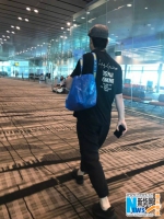 林依轮现身机场 身背编织袋走路带风引风潮 - 广西新闻网