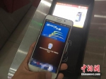 8月14日，北京地铁开始全线支持刷手机乘车。 中新网记者 刘超 摄 - 广西新闻网