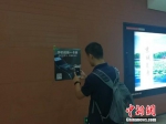 地铁站内张贴了宣传海报 中新网记者 张尼 摄 - 广西新闻网