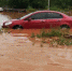 车辆被洪水浸泡。　李斌 摄 - 广西新闻