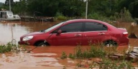 车辆被洪水浸泡。　李斌 摄 - 广西新闻
